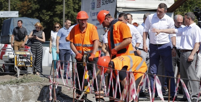 Віталій Кличко перевірив, як триває відновлення шляхопроводу на перетині проспекту Комарова та бульвару Гавела, де сьогодні ведуться наймасштабніші ремонтні роботи